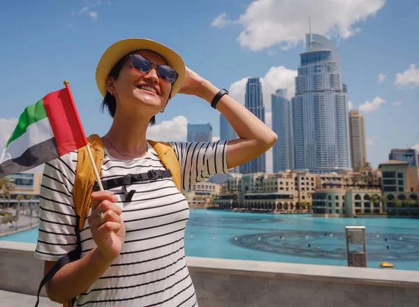 Disfrutando Los Viajes Emiratos Árabes Unidos Mujer Joven Con Mochila — Foto de Stock