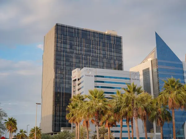 Abu Dabi, BAE - 19 Mart 2023: El Ramazan - El Ma 'arid, Abu Dabi, gökdelenler günbatımı gökyüzünün arka planında, elçilik bölgesi