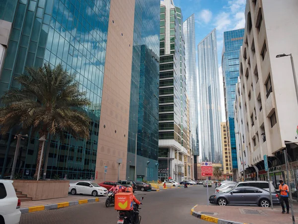 Abu Dabi, BAE - 19 Mart 2023 Abu Dabi şehrinin ünlü gökdelenleri güzel bulutlu. sokak hayatı