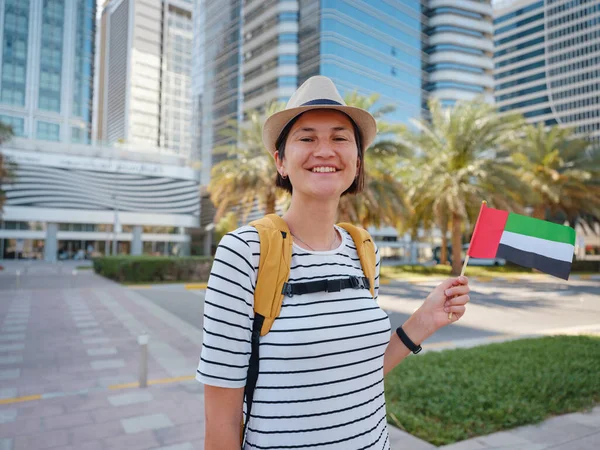 Szczęśliwa Młoda Azjatycka Podróżniczka Plecakiem Kapeluszem Flagą Zea Przeciwko Malowniczym — Zdjęcie stockowe
