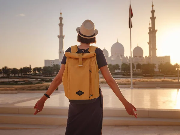 Поездка Объединенные Арабские Эмираты Счастливая Молодая Азиатская Путешественница Рюкзаке Шляпе — стоковое фото