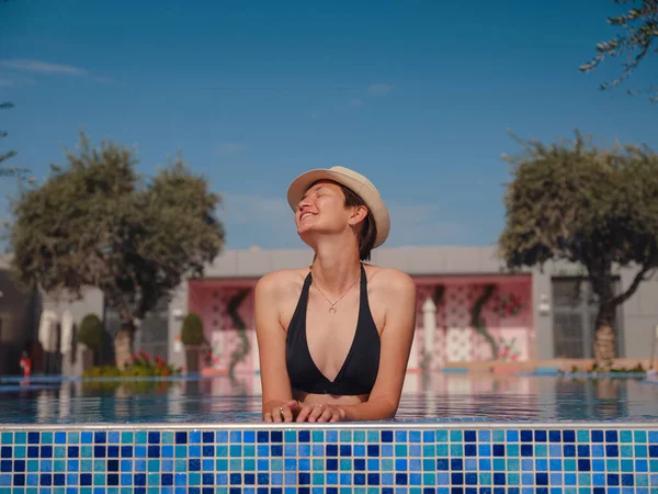 수영복을 아름다운 여성의 수영장 스파에서 긴장을 모자의 여름날에 여행중의 — 스톡 사진