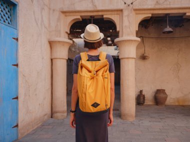 Eski Dubai, BAE 'ye turist gezisi. Al Seef Heritage Souq, Bur Dubai ve Creek 'in eski dar sokaklarında yaşayan Asyalı kadın turist. Seyahat ve gezi seyahat konsepti