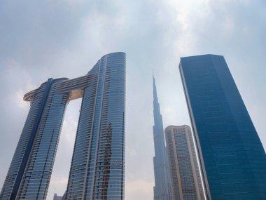 23 Mart 2023, Dubai, BAE: Burj Halife 'yi şehir yürüyüşünden görmek, dünyanın en yüksek binası. Dubai şehir merkezi manzarası. Dubai günü silueti, turist gezisi fütüristik Dubai