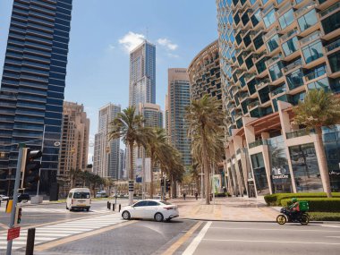 23 Mart 2023, Dubai, BAE: Dubai şehir merkezi turistler arasında popüler olan kalabalık bir bölge. Emaar Bulvarı 'nda şık kafeler var. Fütürist Dubai 'ye turist gezisi