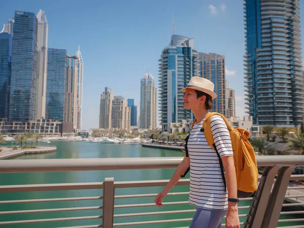 Привлекательная Азиатка Путешественница Желтым Рюкзаком Прогуливается Набережной Районе Дубай Марина — стоковое фото