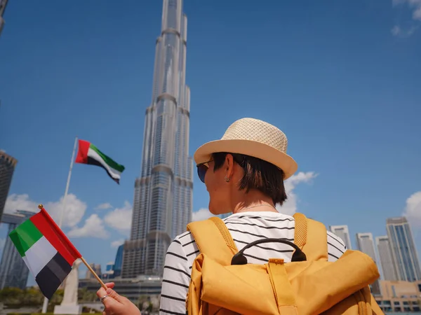 Наслаждаюсь Путешествиями Объединенные Арабские Эмираты Молодая Женщина Желтым Рюкзаком Флагом — стоковое фото