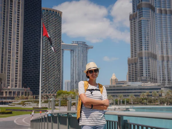 在阿拉伯联合酋长国旅途愉快 在阳光明媚的夏日 背着黄色背包在迪拜市区散步的年轻女子 — 图库照片