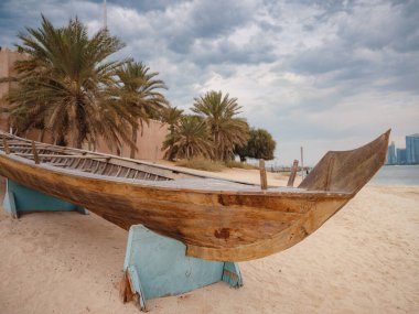 Birleşik Arap Emirlikleri 'ndeki Heritage Village' da tahta bir tekne. Petrol patlamasından önce Abu Dabi 'de hayat olduğunu gösteren popüler bir turizm merkezi..
