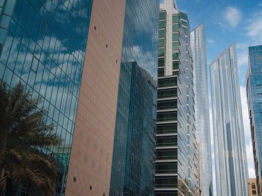 Abu Dabi 'nin gökdelenlerinin yağmurdan önceki güzel manzarası..