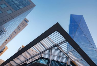 25 Mart 2023, Dubai, BAE: Emirates Kuleleri Metro İstasyonu 'ndaki lüks gökdelenler, gelecekteki Dubai turizmi