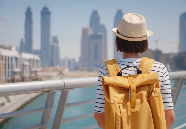Азиатская Счастливая Женщина Путешественник Шляпе Желтый Рюкзак Открывается Потрясающий Панорамный — стоковое фото
