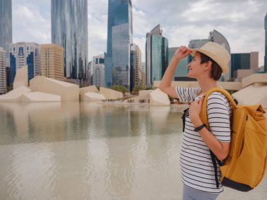 Avrupa 'ya tek başına yaz tatili, Avusturya, Viyana' da yürüyen mutlu genç bir kadın.