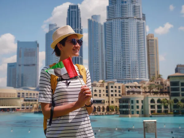 Desfrutando Viagens Emirados Árabes Unidos Jovem Mulher Com Mochila Amarela — Fotografia de Stock