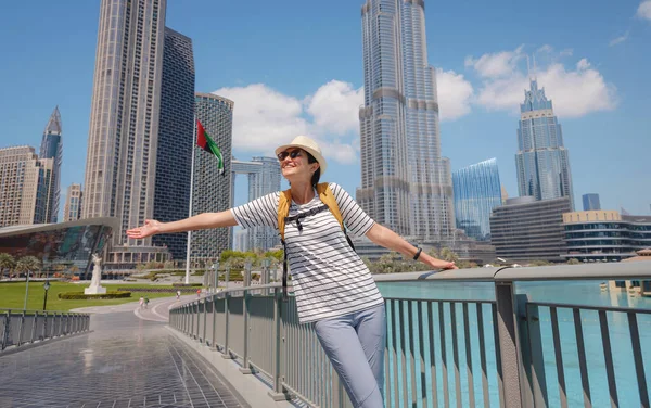 Disfrutando Los Viajes Emiratos Árabes Unidos Mujer Joven Con Mochila —  Fotos de Stock