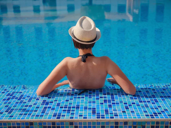 Siyah Mayo Yüzme Havuzunda Dinlenen Şapkalı Güzel Asyalı Kadın Portresi — Stok fotoğraf
