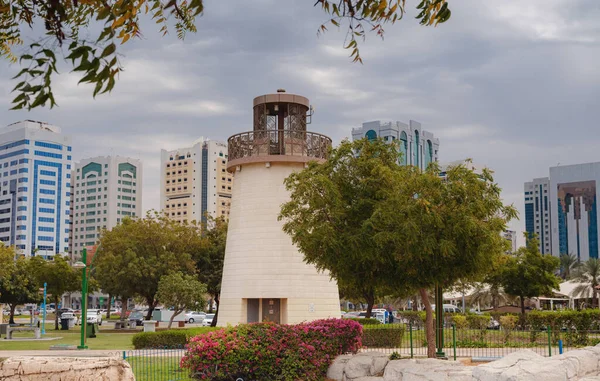 Bae Deki Abu Dabi Git Modern Mimariyle Eski Deniz Fenerinin — Stok fotoğraf