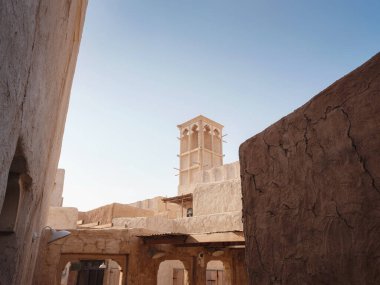 Geleneksel Arap mimarisi olan Al Seef eski tarihi bölgesi. Eski binalar ve geleneksel Arap caddesi.