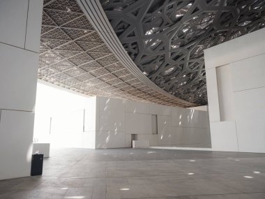 Abu Dabi, BAE - 21 Mart 2023: Louvre Müzesi Abu Dabi, Birleşik Arap Emirlikleri. Müzenin içi, Işık Kubbesi 'nin yansımalarını gösteriyor..