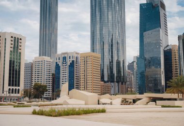 Abu Dabi, BAE - 19 Mart 2023: Modern Qasr al Hosn miras müzesi ve modern gökdelenler. Abu Dabi şehrinin ünlü simgeleri,