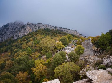 Termessos Antik Kenti, Türkiye 'den sonbahar yürüyüşü. Türkiye 'nin en seçkin arkeolojik sahaları ve başlıca turizm merkezlerinden biri.