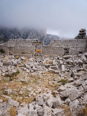 Türkiye 'nin Termessos antik kentinde antik amfitiyatronun yanından sonbahar yürüyüşü. Türkiye 'nin en seçkin arkeolojik sahaları ve başlıca turizm merkezlerinden biri.