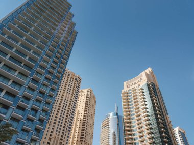 Dubai, Birleşik Arap Emirlikleri, 26 Mart 2023 Dubai marina gökdelenleri manzarası. Apartman binalarına, otellere ve ofis bloklarına, BAE 'nin modern yerleşim alanlarına bak