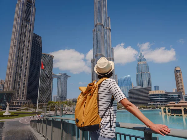 Desfrutando Viagens Emirados Árabes Unidos Jovem Com Mochila Amarela Andando — Fotografia de Stock
