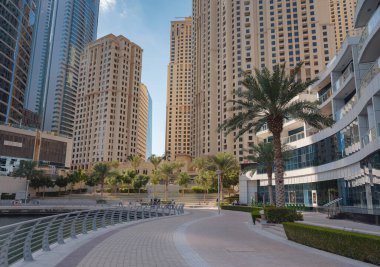 Dubai, Birleşik Arap Emirlikleri, 26 Mart 2023 Dubai marina gökdelenleri manzarası. Apartman binalarına, otellere ve ofis bloklarına, BAE 'nin modern yerleşim alanlarına bak