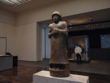 Abu Dabi, BAE - 21 Mart 2023: Louvre Müzesi Abu Dabi, Birleşik Arap Emirlikleri. Ziyaretçilerle çevrili müze sergileri, çarpıcı ve çeşitli bir koleksiyon.