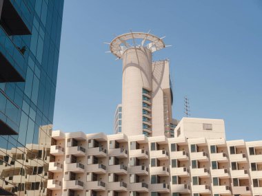 Abu Dabi, BAE - 19 Mart 2023 Abu Dabi AVM ve Beach Rotana Hotel. Deniz manzaralı, sahil Rotana Oteli ve Abu Dabi Alışveriş Merkezi, yansımalı..