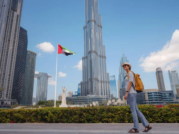 Disfrutando Los Viajes Emiratos Árabes Unidos Mujer Joven Con Mochila — Foto de Stock