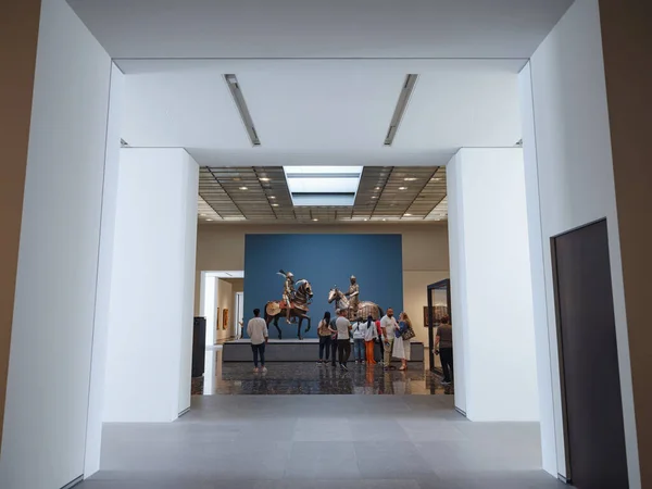 アラブ首長国連邦のアブダビ 2023年3月21日 アラブ首長国連邦のアブダビにあるルーブル美術館 訪問者に囲まれた美術館では — ストック写真