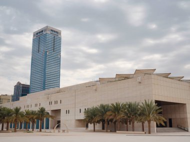 Abu Dabi şehri, şehir merkezindeki El Hosn modern müzesinin BAE kültürü ve mirası, miras müzesi ünlü turizm merkezini kutladığı yer.