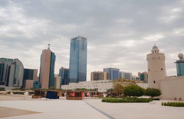 Abu Dabi, BAE - 19 Mart 2023: Modern Qasr al Hosn miras müzesi ve modern gökdelenler. Abu Dabi şehrinin ünlü simgeleri,
