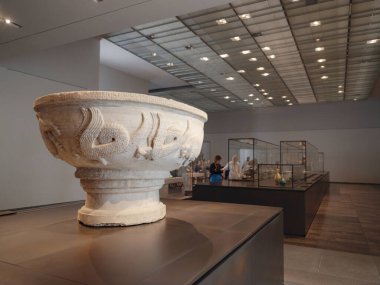 Abu Dabi, BAE - 21 Mart 2023: Louvre Müzesi Abu Dabi, Birleşik Arap Emirlikleri. Ziyaretçilerle çevrili müze sergileri, çarpıcı ve çeşitli bir koleksiyon.