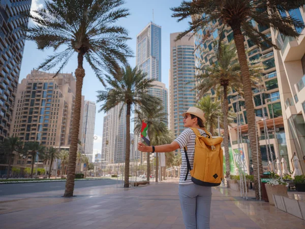Απολαμβάνοντας Ταξίδια Στα Ηνωμένα Αραβικά Εμιράτα Νεαρή Γυναίκα Κίτρινο Σακίδιο — Φωτογραφία Αρχείου