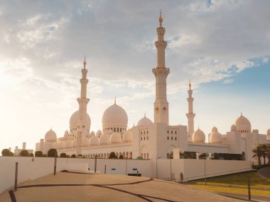 20 Mart 2023, Abu Dabi, BAE: Şeyh Zayed, Birleşik Arap Emirlikleri 'nin başkenti Abu Dabi' deki BAE 'nin en büyük camii. Dünyanın en büyük üçüncü camii. Gün batımında güzel bir fotoğraf