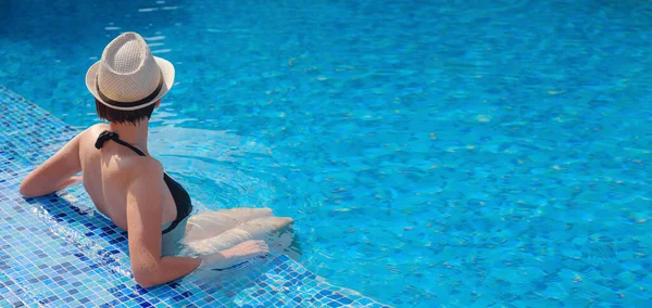 Siyah Mayo Yüzme Havuzunda Dinlenen Şapkalı Güzel Asyalı Kadın Portresi — Stok fotoğraf