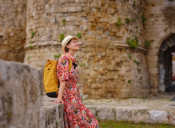 Viagem Verão Ilha Rodes Grécia Jovem Mulher Asiática Vestido Vermelho — Fotografia de Stock