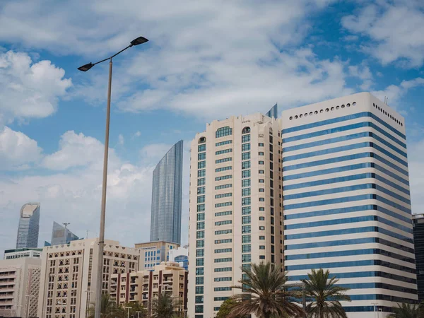 Schöner Blick Auf Die Wolkenkratzer Von Abu Dhabi Über Den — Stockfoto