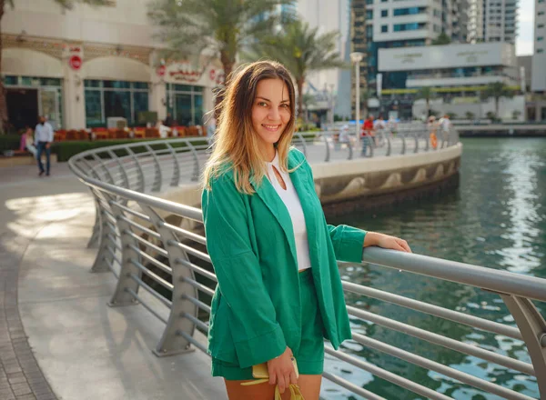 身穿绿色西服的年轻女子走在迪拜滨海区的街道上 阿拉伯联合酋长国之行概念 成功的出国 移居他国 工作签证的想法 — 图库照片