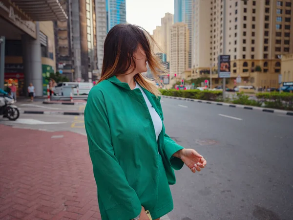 Jeune Femme Costume Vert Promène Dans Les Rues Dubaï Quartier — Photo