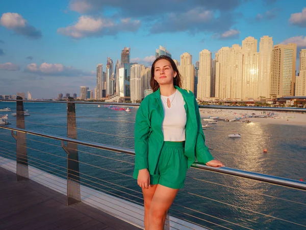 Młoda Kobieta Zielonym Garniturze Spaceruje Ulicami Dubaju Dzielnica Dubai Marina — Zdjęcie stockowe