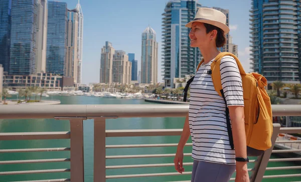 Привлекательная Азиатка Путешественница Желтым Рюкзаком Прогуливается Набережной Районе Дубай Марина — стоковое фото