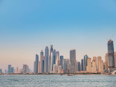 Dubai, Birleşik Arap Emirlikleri, 26 Mart 2023: Günbatımı saatinde Jumeirah Sahili Konutu. Palm Jumeirah 'dan yapılmış, insan yapımı ada..