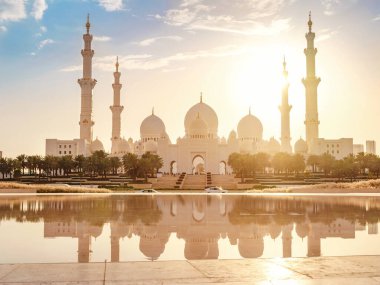 20 Mart 2023, Abu Dabi, BAE: Şeyh Zayed, Birleşik Arap Emirlikleri 'nin başkenti Abu Dabi' deki BAE 'nin en büyük camii. Dünyanın en büyük üçüncü camii. Gün batımında güzel bir fotoğraf