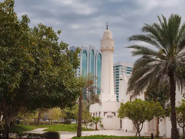 アラブ首長国連邦のアブダビへの旅行 現代建築と伝統的なモスクとの対比は — ストック写真