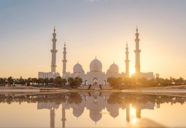 20 Mart 2023, Abu Dabi, BAE: Şeyh Zayed, Birleşik Arap Emirlikleri 'nin başkenti Abu Dabi' deki BAE 'nin en büyük camii. Dünyanın en büyük üçüncü camii. Gün batımında güzel bir fotoğraf