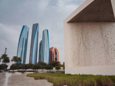 Abu Dabi, BAE - 19 Mart 2023: Abu Dabi 'deki Birleşik Arap Emirlikleri Şeyhi ve Etihad Kuleleri' nin yüz portresiyle birlikte kurucular anıtı. Arap şehrinde modern mimari.